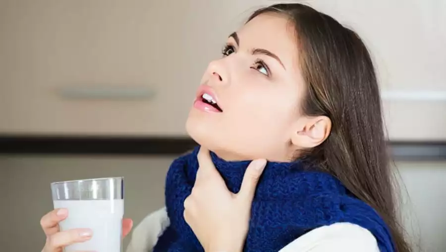 Чи можна полоскати горло содою: користь, ризики та точна інструкція